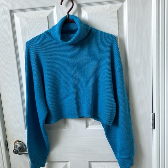 H&M Divided cropped sweater with boxier fit and wider sleeves - Picture 5 of 7